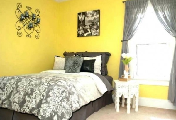 quarto de casal decorado em amarelo